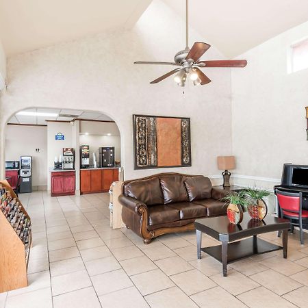 Days Inn By Wyndham San Antonio Splashtown/Att Center Экстерьер фото