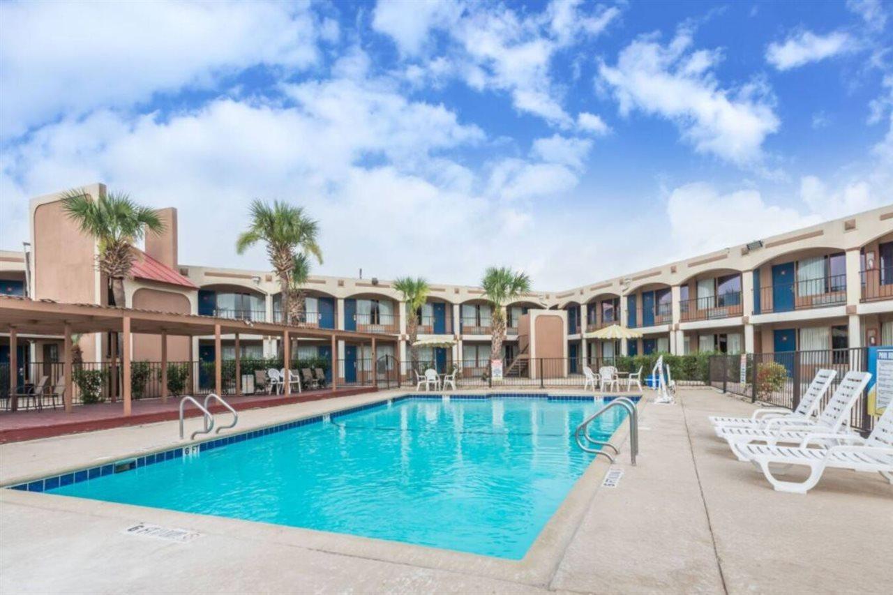 Days Inn By Wyndham San Antonio Splashtown/Att Center Экстерьер фото