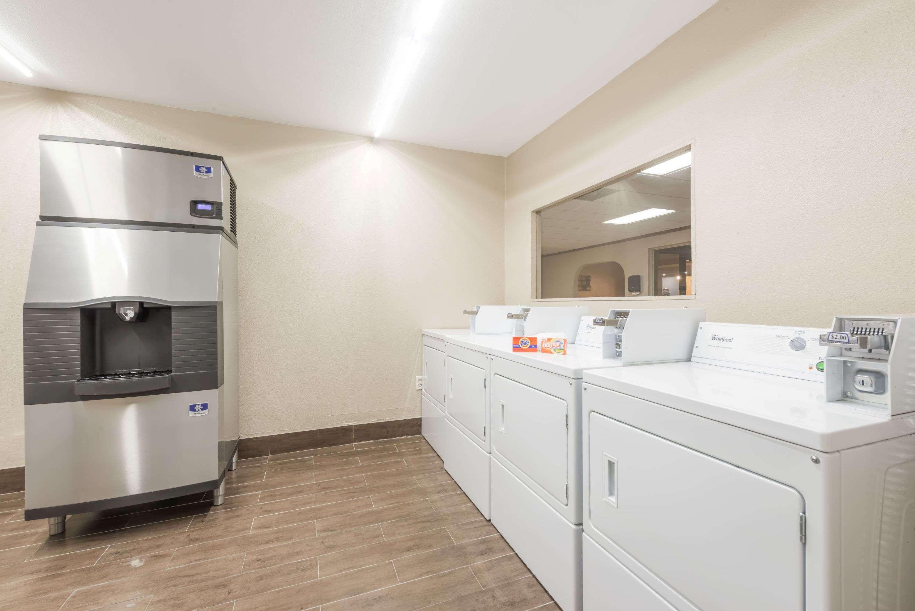 Days Inn By Wyndham San Antonio Splashtown/Att Center Экстерьер фото