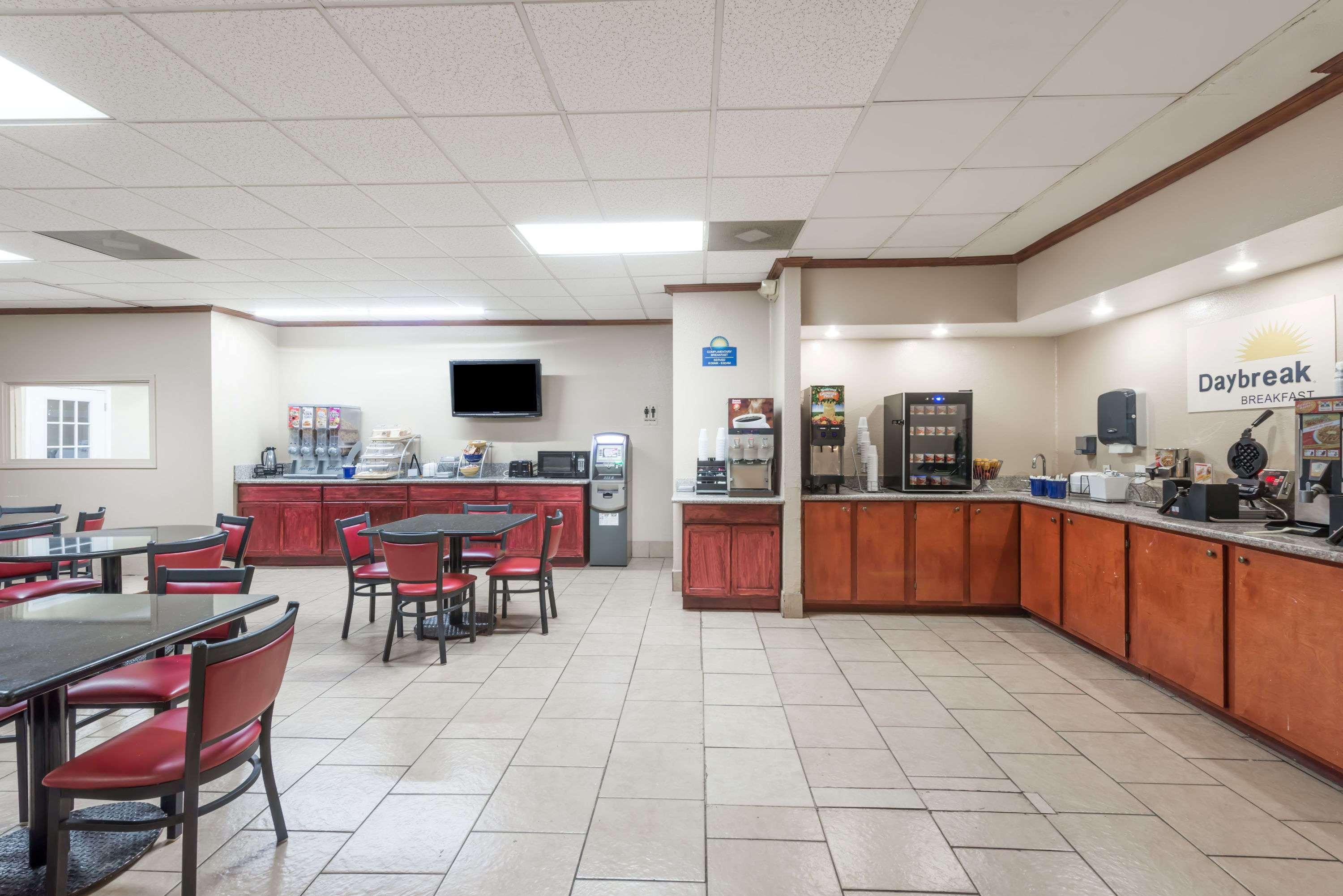 Days Inn By Wyndham San Antonio Splashtown/Att Center Экстерьер фото