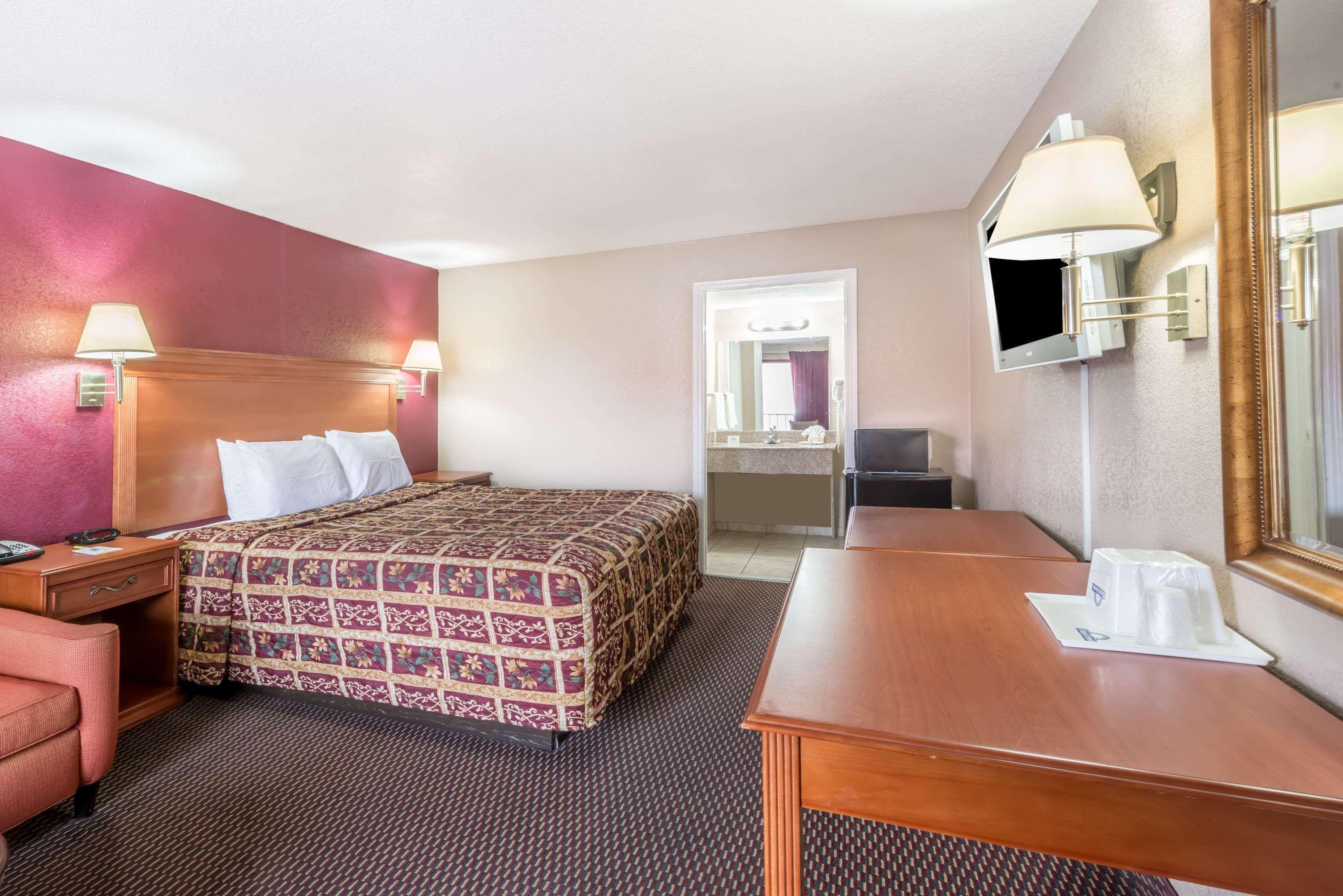 Days Inn By Wyndham San Antonio Splashtown/Att Center Экстерьер фото