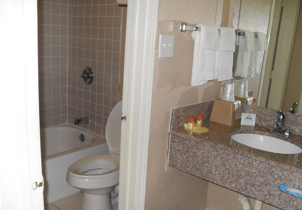 Days Inn By Wyndham San Antonio Splashtown/Att Center Экстерьер фото